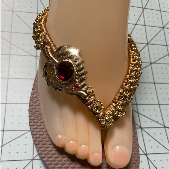 Sandalias decorada a mano nuevas y en buenas condiciones . - Picture 1 of 1